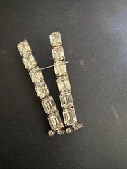 Vintage “WWII V VICTORY RHINESTONE BROOCH PIN”