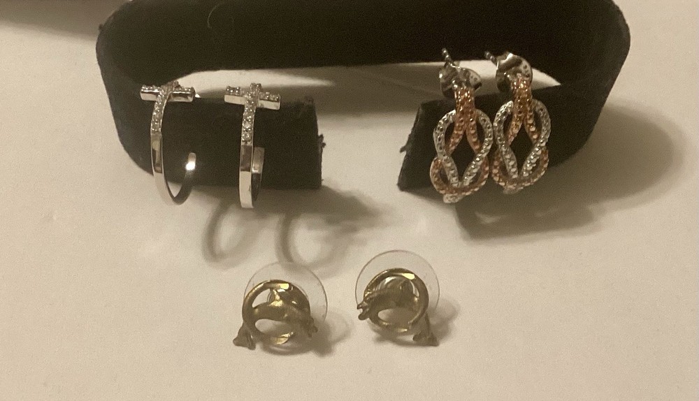A Lot Of 3 Sets Of Vintage Post Style Earrings