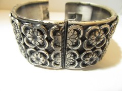 WIDE DARKENED ANTIQUED PEWTER TONE HINGED BRACELET RAISED FLOWERS