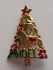 VINTAGE CHRISTMAS TREE PIN BROOCH ENAMEL GOLD JAMES AVERY STYLE NOEL LION HTF 56