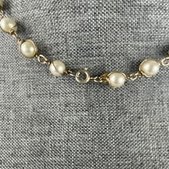 Sarah Coventry Gold Tone Wire Wrapped Faux Pearl Necklace 18″Vintage