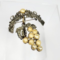 VINTAGE UNSIGNED GRAPE CLUSTER with vine leaves FAUX PEARL BROOCH PIN Art deco