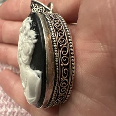 VTG Resin Sterling Left Facing Black & White Cameo Pendant Costume Jewelry