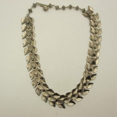 Vintage Ribbed Leaf Necklace Silver Tone Choker 16 Inch
