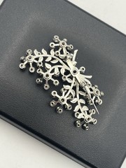 Silver tone clear rhinestone flower daisy cluster vintage brooch pin