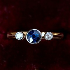 LOVELY ANTIQUE ENGLISH 18K GOLD DIAMOND SAPPHIRE 3-STONE RING c1890