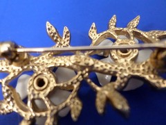 Vtg 1950s Sarah Coventry LOVE BLOSSOMS White Flowers Rhinestone Gold Tone Brooch