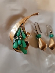 VTG Floral Faux Jade Brooch and Earring Set set in Gold Tone With Green Stones