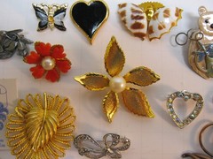 Lot Of 21 Vintage Multicolor Brooches/pins And A Vintage Cora Pin In This Lot.