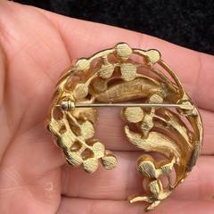 Vintage Trifari Textured Leaf Brooch Gold Tone Imitation Pearl Cluster Signed