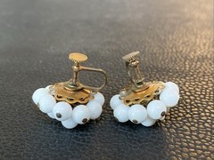 Vtg JAPAN White Milk Glass Round Beaded 7/8” Cluster Screw Back Earrings Floral