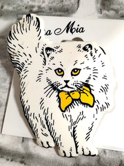 Cara Mia Hard Plastic White Persian Cat Yellow Bow United Kingdom Brooch 2.5″