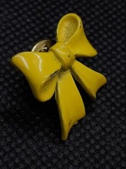 VINTAGE Mustard Yellow Enamel Bow Ribbon Lapel Pin