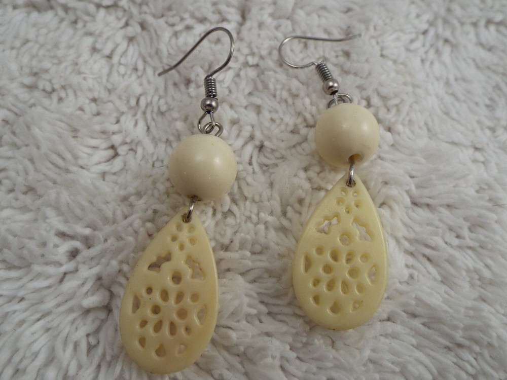 Silvertone Cream Bead Pierced Earrings (C26)