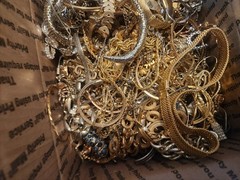 2 Pounds Jewelry Costume Vintage Mix LBS necklaces bracelets pins rings etc lbs