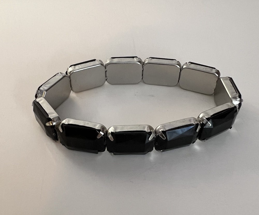 Costume Jewelry Stretch Bracelet 6” Black Acrylic Silver Metal Very Light B#13