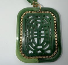Large Vintage Faux Green Jade LUCITE Pendant (Plastic) Necklace 18.5″