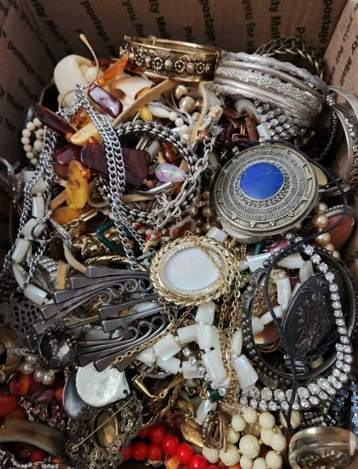 1 Pound Jewelry Costume Vintage Mix LBS necklaces bracelets pins rings etc lbs