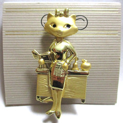 VINTAGE SIGNED DANECRAFT ANTHROPOMORPHIC CAT TEACHER PIN BROOCH, NEW