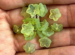 SALE VINTAGE URANIUM OPAL GREEN YELLOW GLASS FLOWER CLUSTER NECKLACE SET ARTISAN