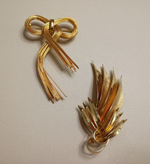 Lot Of 7 Gold Tone Vintage Brooches of various sizes materials, Rhinestones