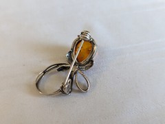 Sterling silver teardrop amber brooch 1.25″ across 2.8g