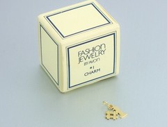 Vintage 1981 AVON ‘#1’ Charm w Original Box Goldtone No 1 Charm Bracelet Charm