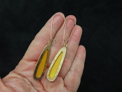 Vintage Contemporary Gold Tone Yellow/Amber Colored Teardrop Pierced Earrings
