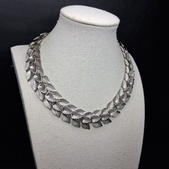 Vintage Grooved Leaves Necklace Silver Tone. 16.821