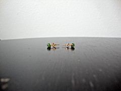 VTG CLASSIC CHINESE 4MM GREEN JADE BEAD/BALL YELLOW GOLD PLATED POST EARRINGS