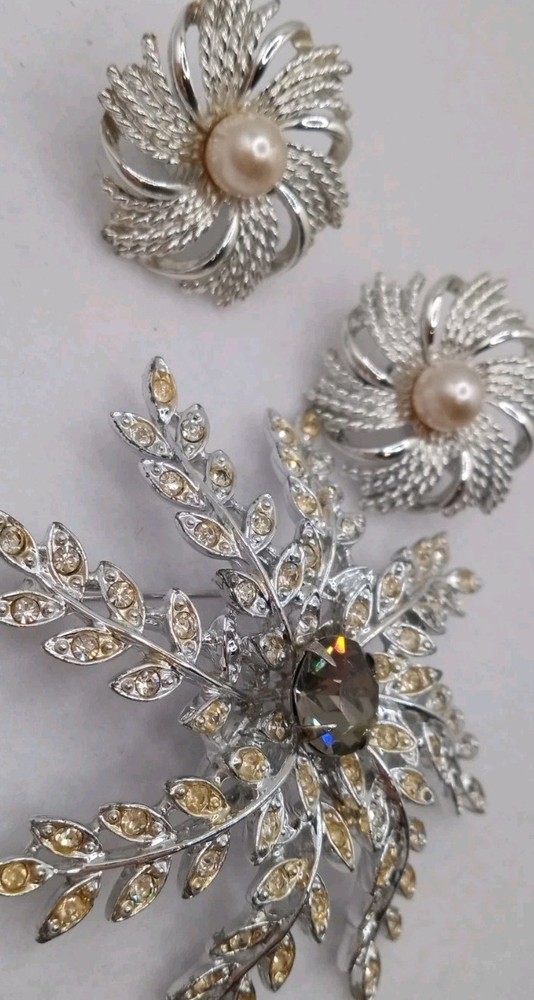 Sarah Coventry Jewelry Set. Clip On Earrings & Brooch Silver tone Rhinestones