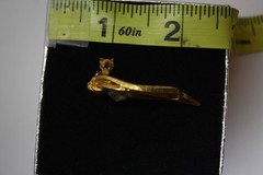 VINTAGE 1960 GOLD TONE TEXTURED RIBBON BROOCH PIN JADE STONE ACCENT COSTUME