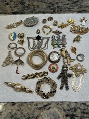 Vintage Brooch Pin Lot Gold Tone Silver Tone Mixed Materials 33 Pc Stones Ect