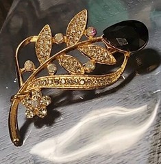 Gold Toned Plant Leaf Brooch Women Pin Jewelry Accessory – Exact Shown – Mint