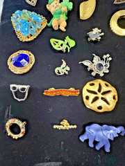 Lot Of 36 Vintage Costume Broaches Brooches Pins Estate Sale Finds Jewelry