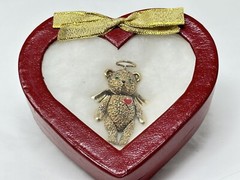 THE BEAR CLUB 24k Gold-Plated Pewter Teddy Bear Pin in Heart Shaped Box 1996
