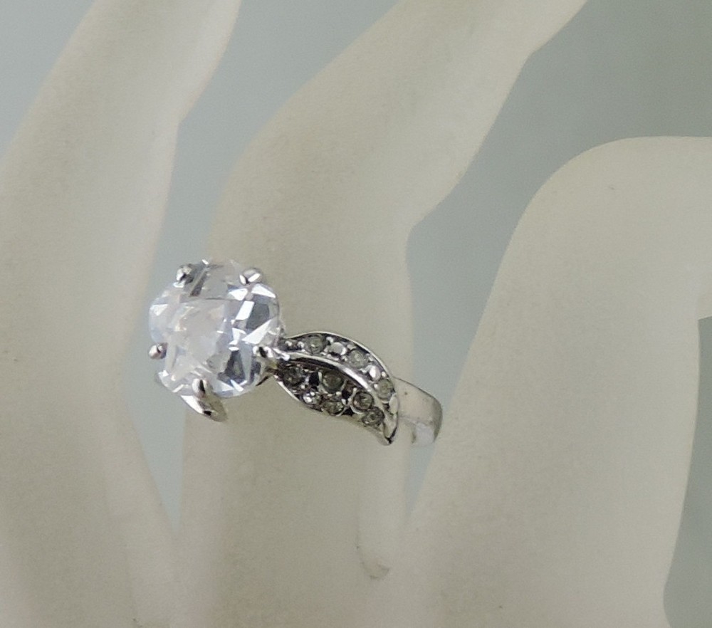 VINTAGE SILVER PLATED SOLITAIRE FLOWER ROUND CUT CRYSTAL RING SIZE 8