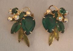 Vintage Mid Century Emerald Green Rhinstone Clip On Earrings Floral Cluster D&E