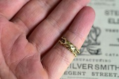 UNUSUAL ANTIQUE EARLY VICTORIAN ENGLISH 15K GOLD SCROLLING MOURNING RING c1840