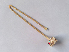 Vintage 1974 AVON ‘Queens Ransom’ Pill Box Charm Necklace IOB Treasure Chest