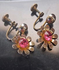 Vintage Gold Tone Pink Rhinestone Flower Screw Back Earrings Unsigned Retro…