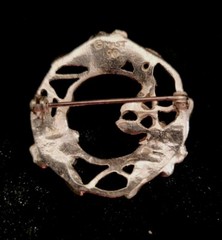VINTAGE SIGNED MAS J SILVER PLATED ON PEWTER FLORAL CIRCULAR BROOCH.