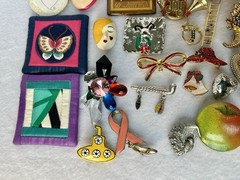 Lot Of 28 Vintage Brooches 9oz Holiday, Figural, Metal, Stone, Plastic Pre Owned
