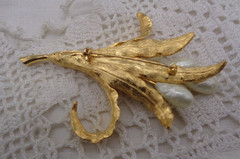Vintage KRAMER Large Gold Tone & Faux Baroque Pearls Cattails BROOCH