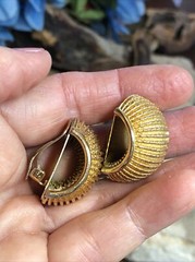 Vintage I.N.A.R Gold tone Ribbed Scalloped Clip on Earrings 15.3g, 1 1/8″ Italy