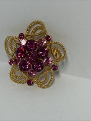 Vintage Weiss rhinestone brooch with 16 gorgeous rhinestones. 6.4 and 2 mm stone