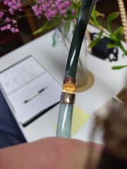 SUPERB MING’S HAWAII HINGED, 14K YELOW GOLD & JADEITE SIGNED BANGLE BRACELET