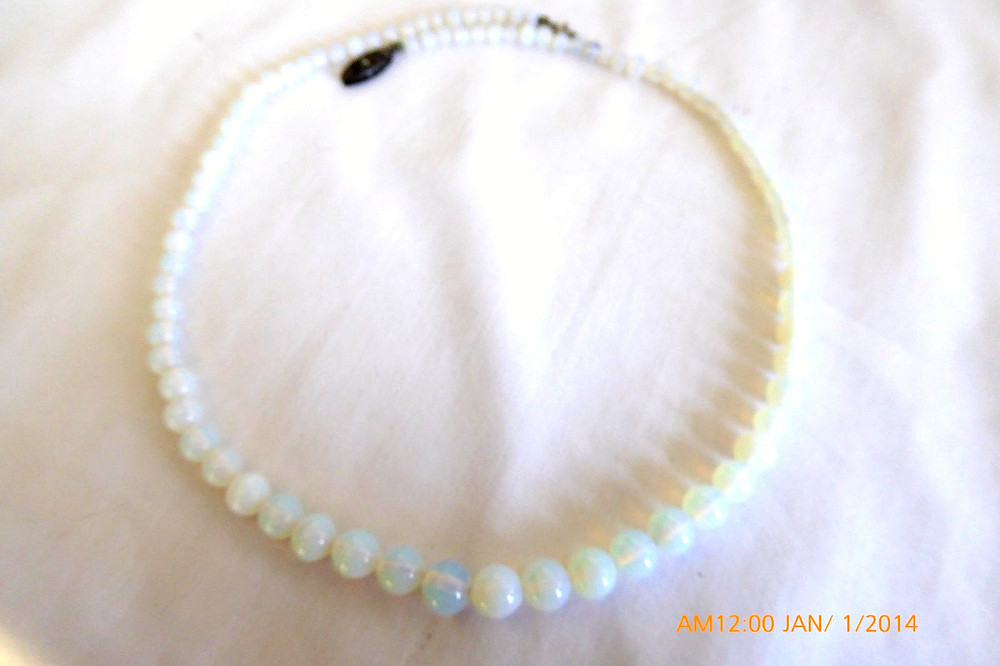 VINTAGE WHITE OPALESCENT GLASS PEARL NECKLACE