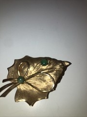 Vintage Gold Tone Green Beads Leaf And Bow Brooch Pin Small Emerald Green