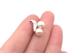Vintage 14k White Gold Pearl Leaf pendant Minimalist Estate Jewelry 1.5 grams
